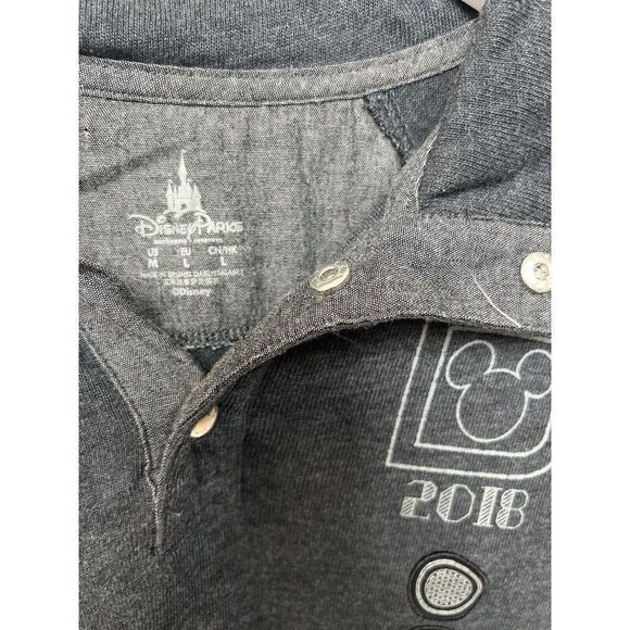 Disney World 2018 Snap Pullover Gray All Park Badges Henley‎ Sweater - Picture 8 of 10